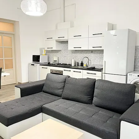 Majestic Residency - 3 Bedrooms Apartment *